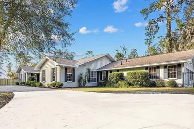 Directly Across from Exactech Arena University Ave - 5 br/3. 5 bath with Hot Tub