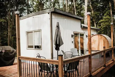 Image de \"The Beatnik Nook\" tiny cabin tucked in nature