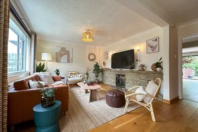 Image de New The 82 | Spacious 3 Bed House on the River