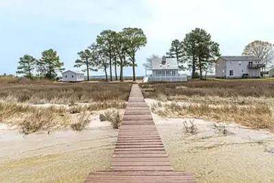 Image de Bayfront Beauty with Beach and Boatslip! !