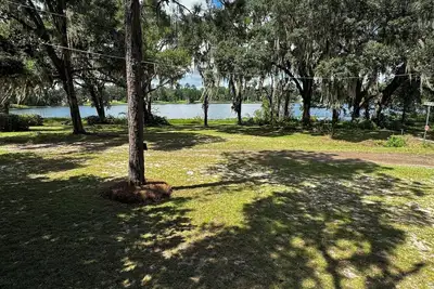 Image de Charming 2-bedroom lake front cottage in lovely Lake Park Georgia.