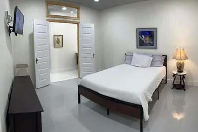 Image de Hidden Gem in Historic Downtown Moultrie!