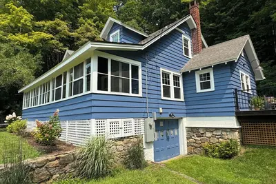 Image de Charming Berkshire Farmhouse: Your Cozy Retreat Awaits!