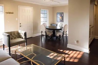 Image de One-bedroom condominium located just steps from Westheimer Road.