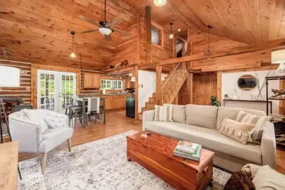 Image de Secluded Cabin near Hocking Hills - pet friendly!