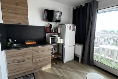 Image de Studio cabine à 50 m de la plage et commerces, wifi, climatisation