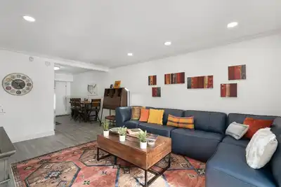 Image de Perfect Location - Walk To Old Town & Nearby Fashion Square Mall, Pool & Concierge Service!