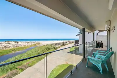 Image de Moeys: Perfect Beachfront Escape for Family Gatherings or Friends’ Getaways