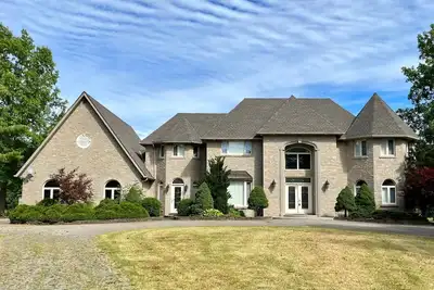 Image de Luxurious 5-acre estate is only 15 minutes from the majestic Niagara Falls