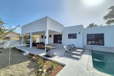 Image de Brand New Modern 3-bedroom Villa with waterfall pool and minutes to Palm Beach! \n
