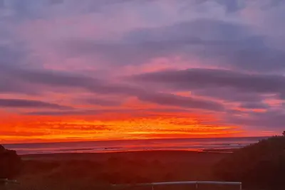 Image de Piha Beachfront Sunset and Surf Watch!
