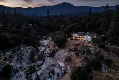 Mariposa Riverfront Serenity w/ Stunning Views, Starlink Wifi, and Ev Charger