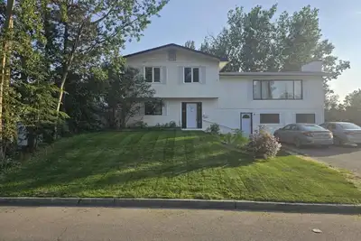 Image de Modern comfort: Stylish suite in a prime location. Close to schools and hospital