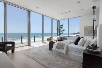 Image de Home designed for luxury living with ocean-view patio perfect for getaway!