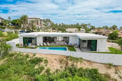 Image de Luxurious 4Bed Villa spacious & private heated pool steps from Beach