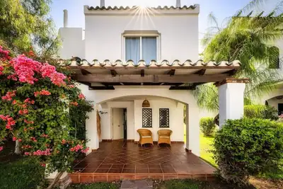 Image de Cozy Townhouse with Rooftop Terrace and Pool