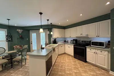 Image de Spacious 5-bedroom house in charming Whitby with WiFi and Ac