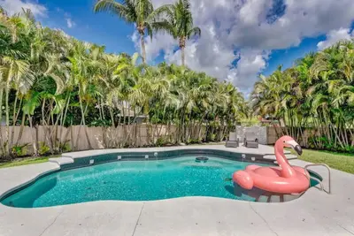 Image de Private Home with Oasis Backyard w/ Pool, Bbq, King Beds