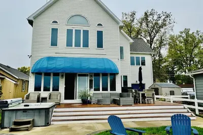 Image de Charming and spacious 5 bedroom lake house packed with activities!