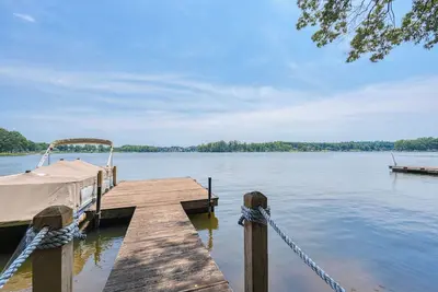 Image de On Lake Bowen- Large dock, Million $ views, cozy and clean!