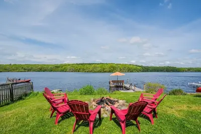 Image de Charming Waterfront Lake House in Colchester, Ct