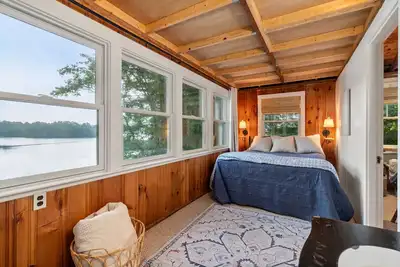 Image de Plymouth's Little Red Cottage: 3-Br cabin w/ WiFi, full kitchen, & lake access!