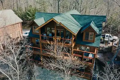 Image de Close to Pf-Great Views-Tons of Space-Outdoor Pool-Hot Tub-Game Room-Easy Drive