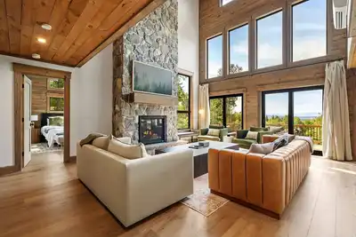 Image de Pet Friendly, Ski Storage Room, Pool, Hot Tub, Sauna, Gameroom