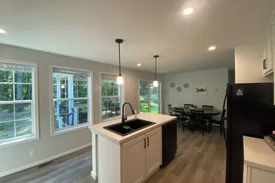 Image de Beautiful New Home, Covered Deck, Large Firepit, 2 Minutes From Lake Michigan