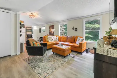 Image de Peaceful Brookside Getaway ~10 Mi to Okemo Slopes!