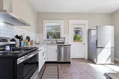 Cozy 2bd Home w/ Home Office and Parking!