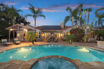 Image de Family-Friendly Oasis: Luxurious with Expansive Pool and Ample Space!