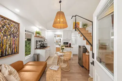 Image de Modern Sunset cottage in Tulsa walk to gathering place downtown and Utica square