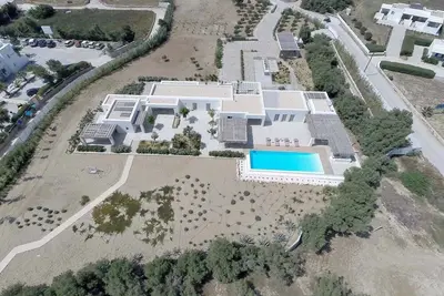 Image de Beachfront Paros Villa | Villa Sandshell | 4 Bedrooms | Direct Access to Beach | Private Swimming Pool | Bbq and Pool Bar | Chrissi Akti