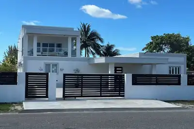 Image de Beautiful modern home with great outdoor spaces and views.