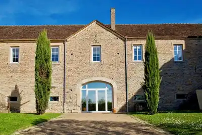 Image de 5-bedrooms renovated farmhouse near Tournus with fitness room, pool and spa