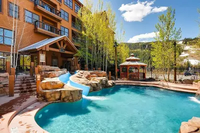 Image de Springs 1br Mtn view condo steps from the gondola w/ shared pool, hot tubs & gym