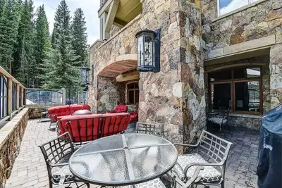 Image de Spacious and luxury 4br ski-in, ski-out Lone Eagle condo w/ pool and hot tub!