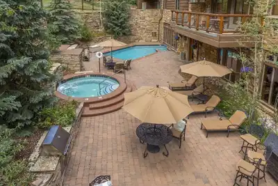Image de Spacious 4br ski-in condo - 5-star Timbers w/ swim area, steam/sauna & gym!