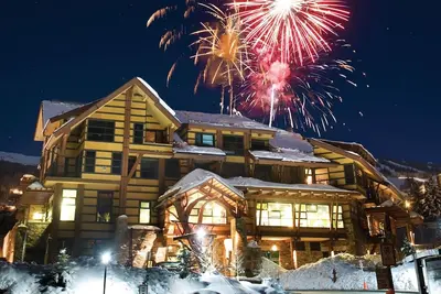 Image de Ski-In, Ski-Out 3br located in the heart of Snowmass Base Village w/ hot tub!