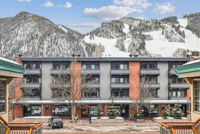 Image de Downtown Aspen 2br just one block from Silver Queen Gondola, w/ firepit!