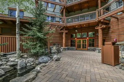 Image de Convenience at this 2br Jackpine condo 50 yards to gondola w/ pool & hot tubs!