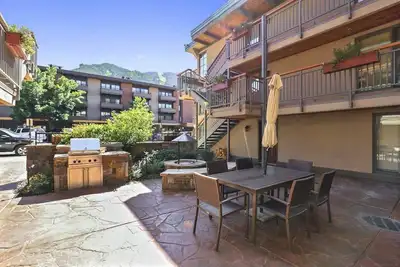 Image de Downtown Aspen 2br at Chateau Aspen just 1 Block from Gondola w/ firepit!