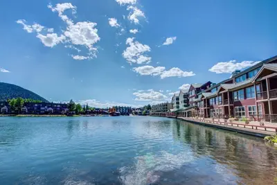 Image de Expansive 2br condo in Lakeside Village w/ lake and mountain views and hot tub!