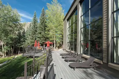 Renovated Pines 2br condo w/ balcony, hot tub, pool & free shuttle to slopes!