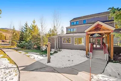 Image de Cozy Pines 2br condo in West Keystone w/ pool, hot tub & shuttle to slopes!
