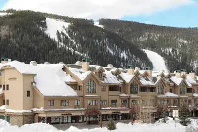 Image de Cozy & inviting 2br Gateway condo w/ indoor pool, gym, onsite cafe & more!