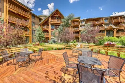 Image de Inviting Tenderfoot Lodge 2br condo w/ pool, sun deck, patio and mountain views!
