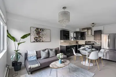 Image de Near Skytrain | Newly Furnished | 15 mins Downtown