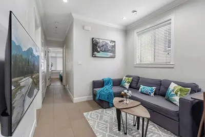 Image de Central Main Street Home Minutes from Qe Park